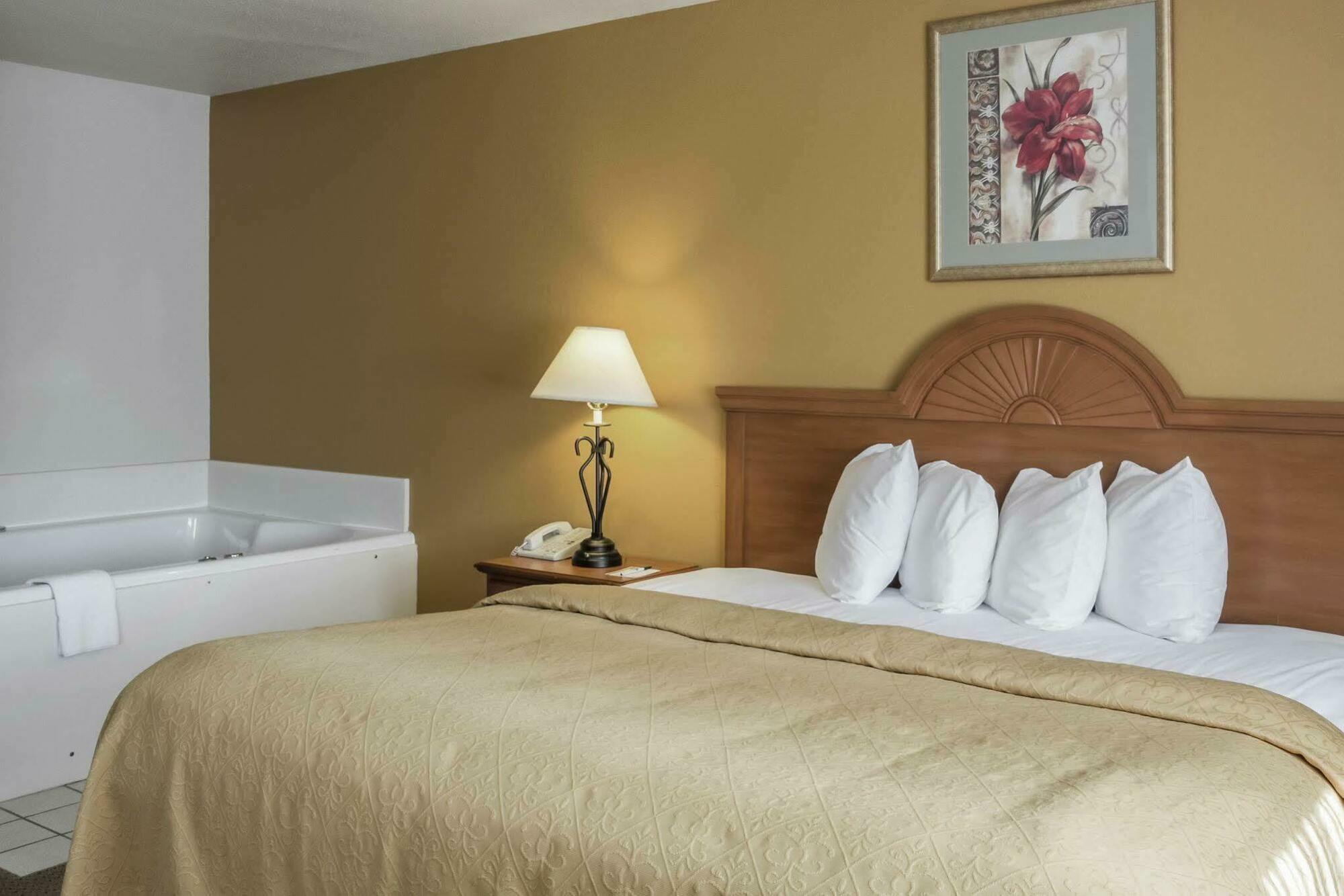 Quality Inn Huron Екстер'єр фото