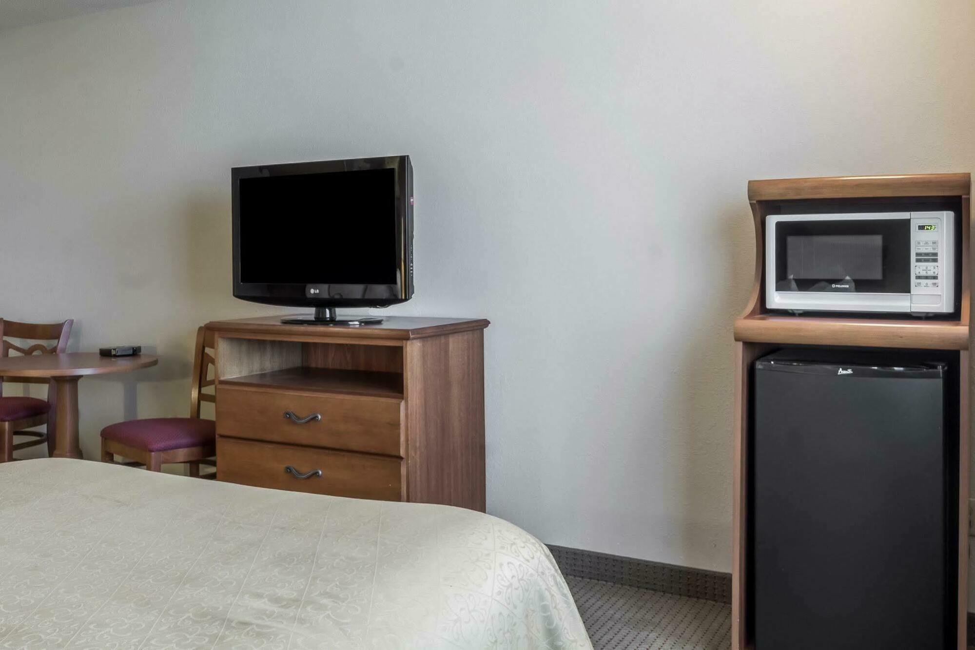 Quality Inn Huron Екстер'єр фото