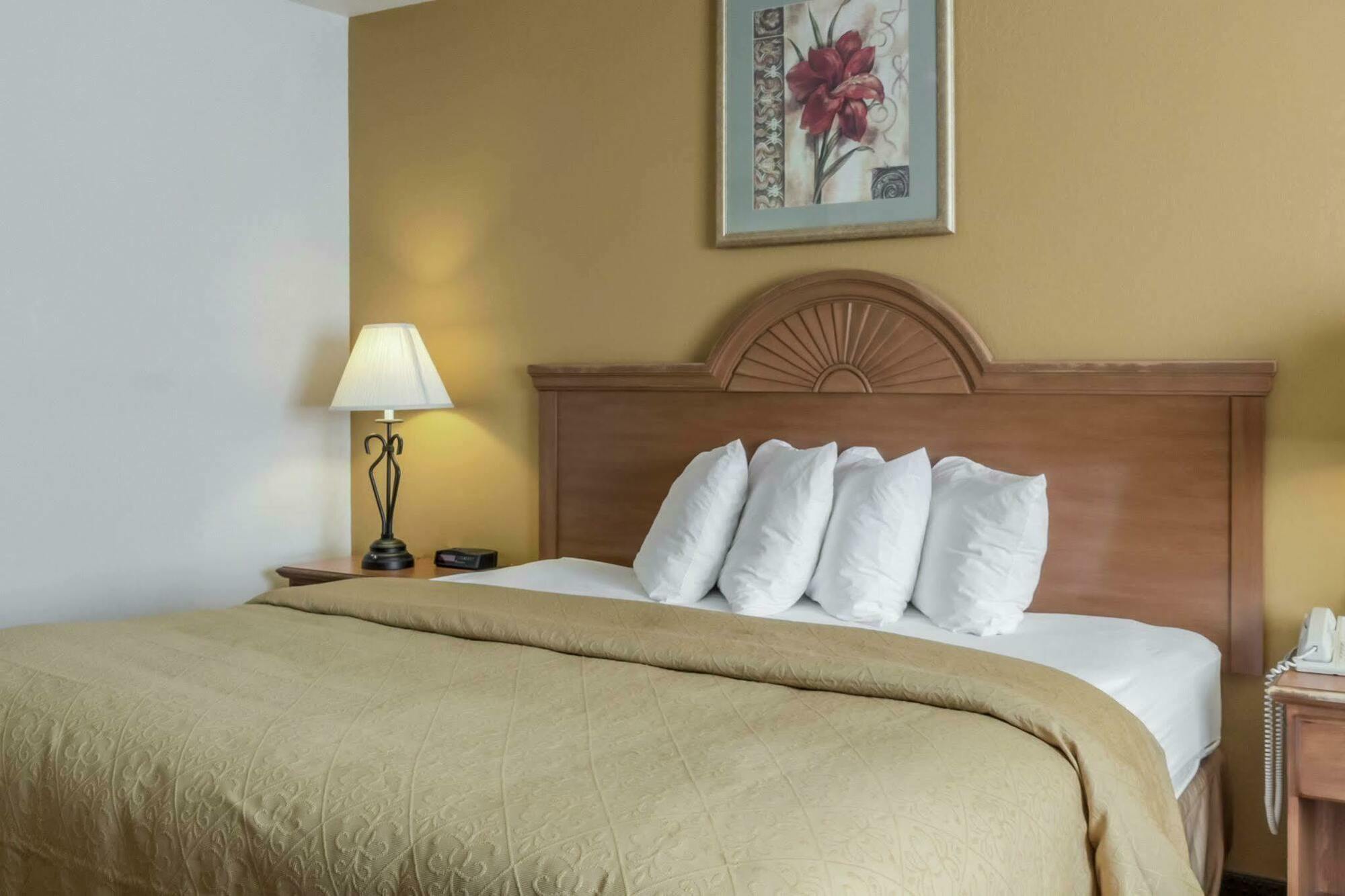 Quality Inn Huron Екстер'єр фото