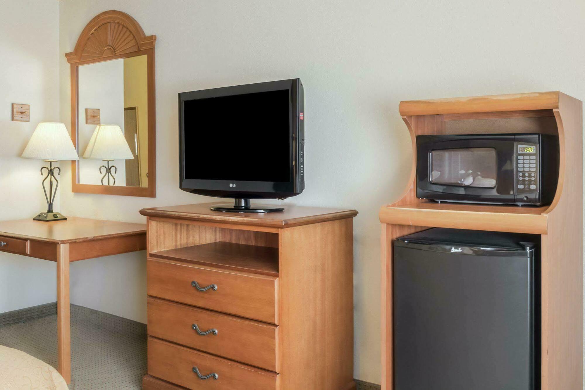 Quality Inn Huron Екстер'єр фото