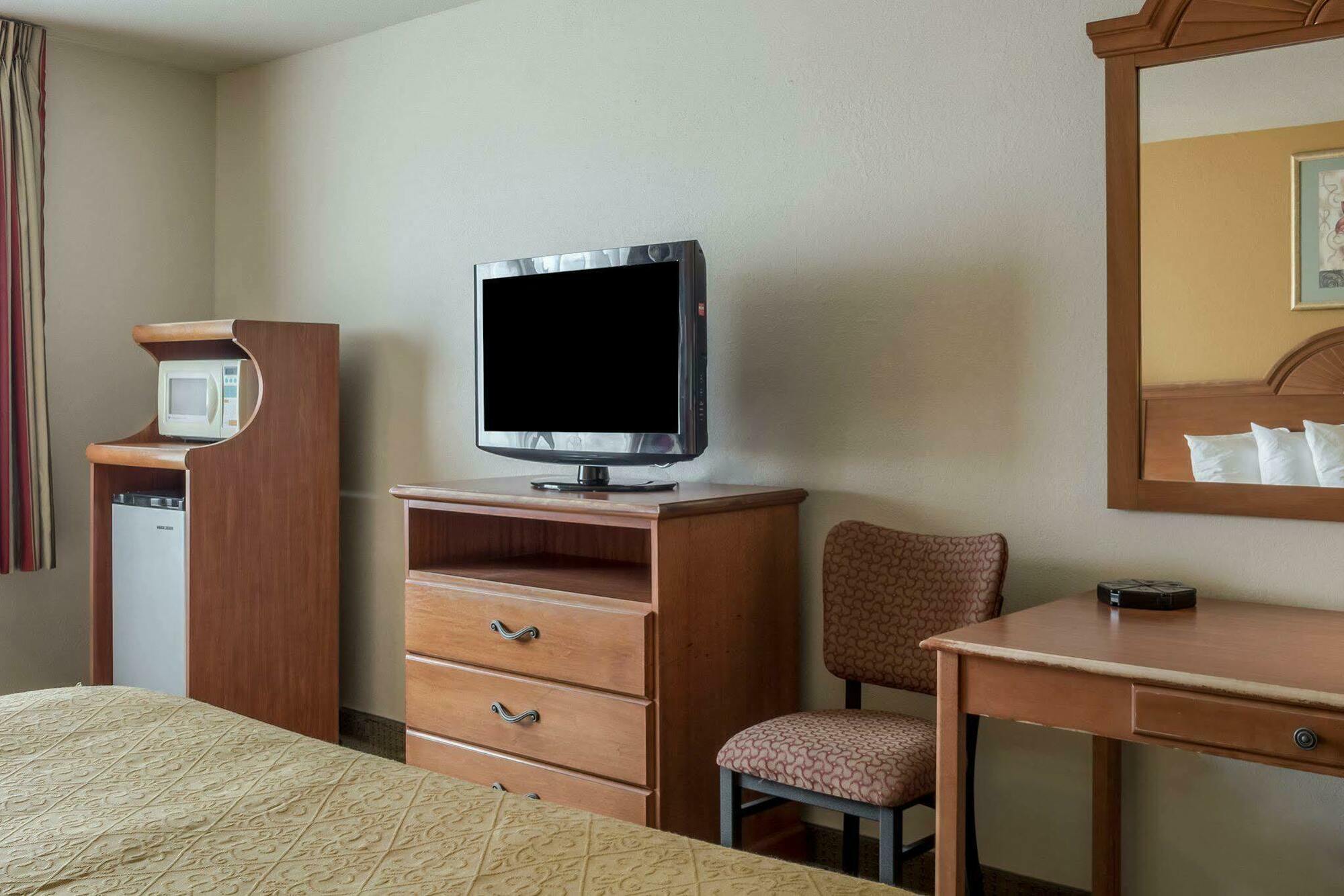 Quality Inn Huron Екстер'єр фото