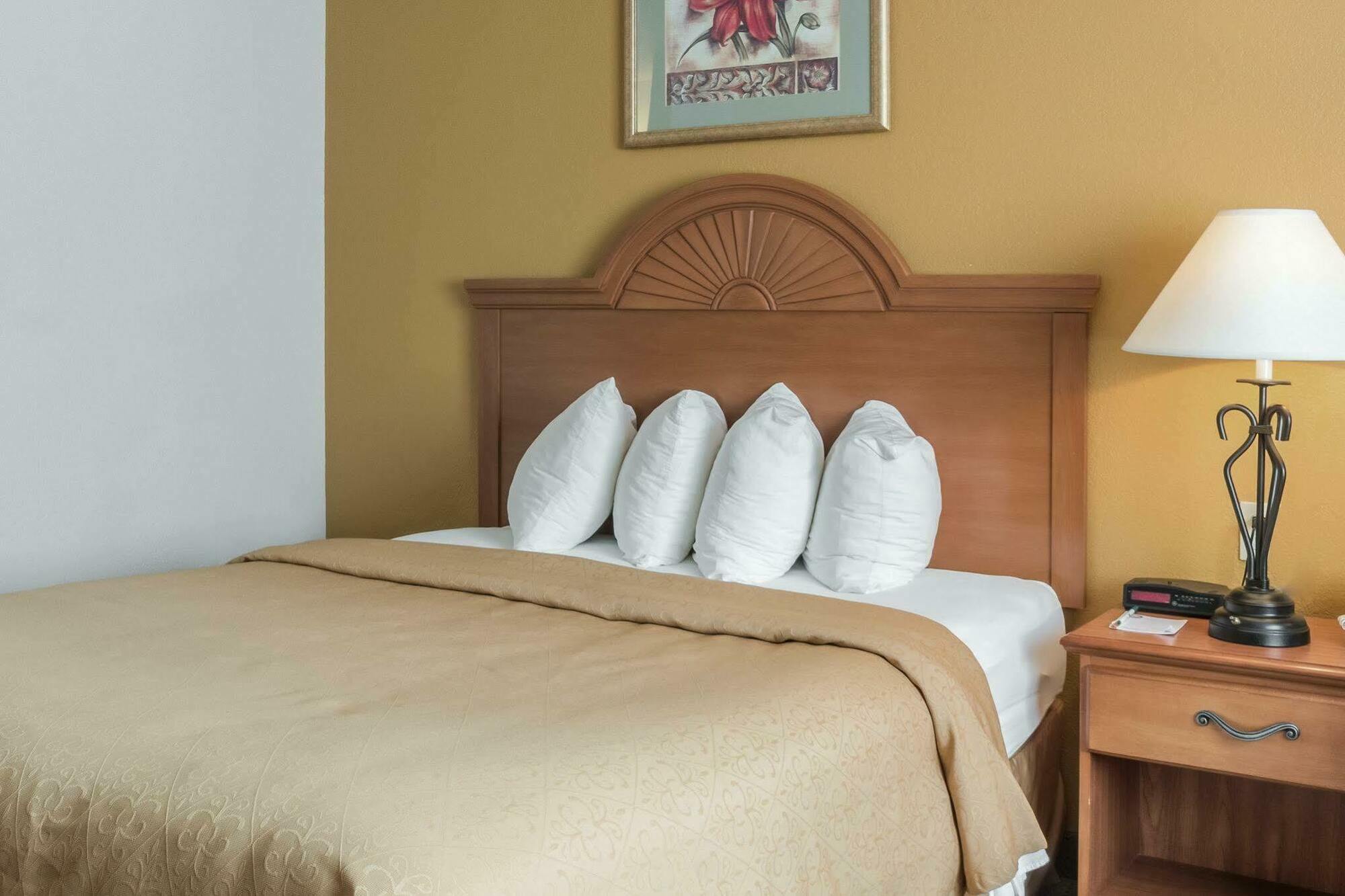 Quality Inn Huron Екстер'єр фото
